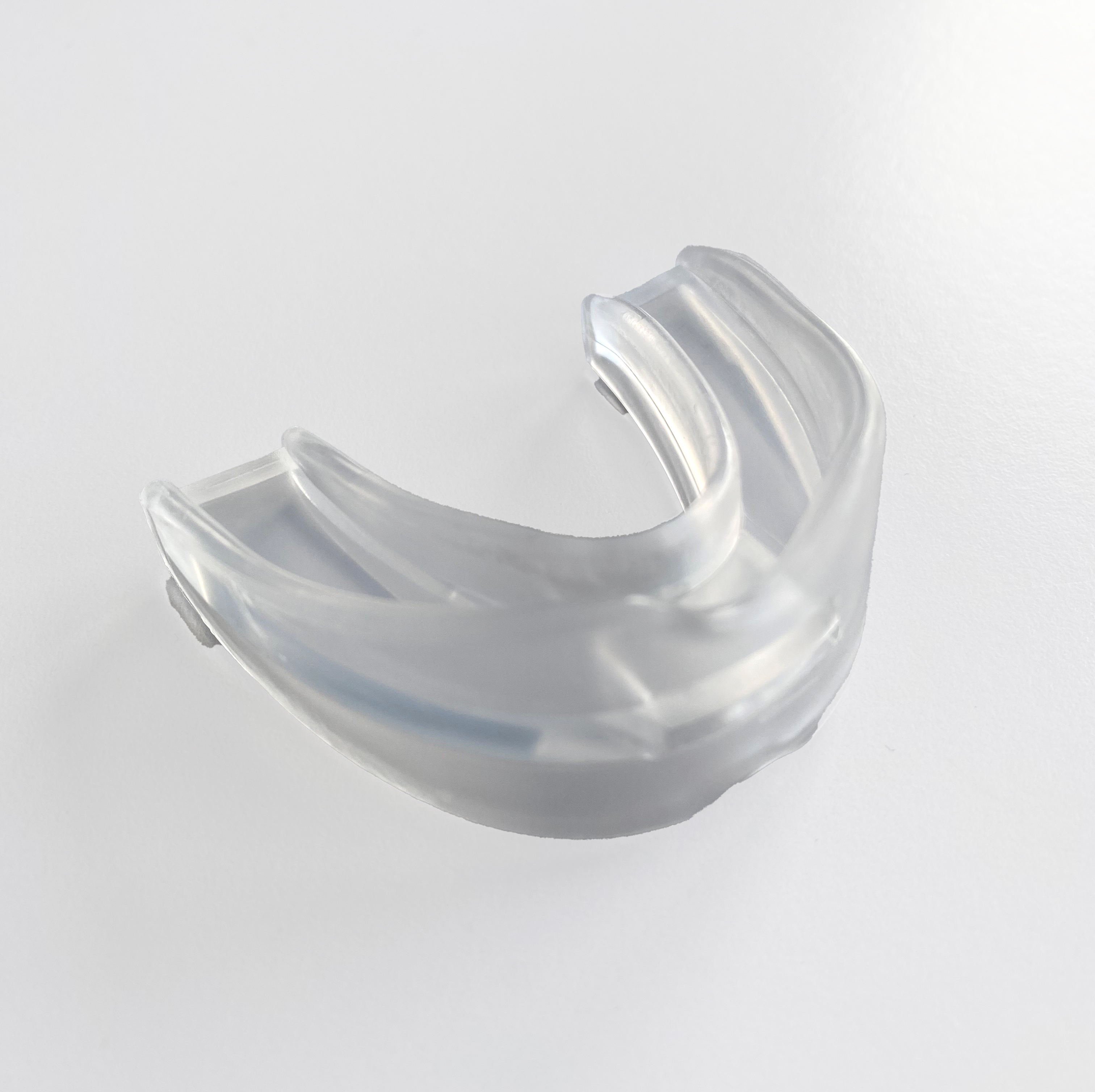 Aparelho de correção dentária de uma peça